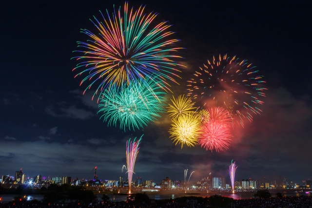 逗子海岸花火大会2026の日程は？混雑や駐車場、見える場所なども！
